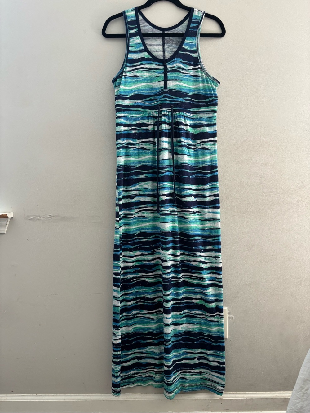 EddieBauerWomen’s Navy,Aqua &Teal StripedSleevelessTank/wdrawstring waistSizeM
4